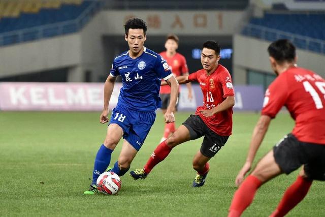 国足新星黄晟豪连续出战展现疲劳“铁人”精神